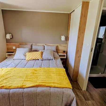 펜션 Les Petites Maisons Dans La Monterie La Source 생로